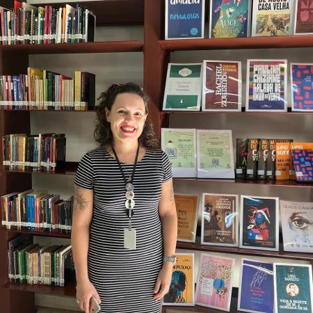 Bibliotecária Lívia Domingues Silva trabalha com os livros que são emprestados
