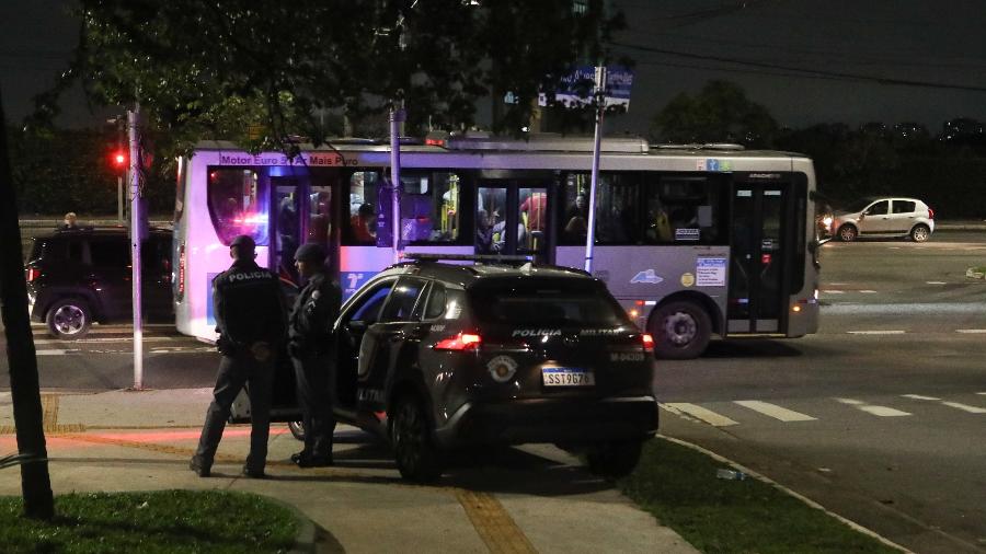 Policiais militares reforçam a segurança no Jabaquara, na zona sul de São Paulo, após atos de vandalismo contra ônibus - Alex Silva/Estadão Conteúdo - 4.jul.2025