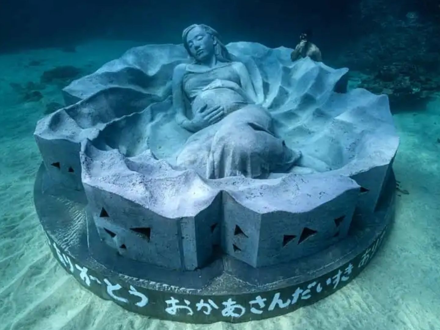 Escultura gigante de 45 toneladas é instalada no fundo do mar no Japão
