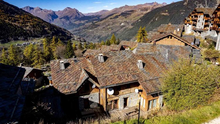 Chalé em Sainte-Foy, nas Alpes Franceses, tem toda a estrutura para que você guarde equipamentos de ski Chalé em Sainte-Foy, nas Alpes Franceses, tem toda a estrutura para que você guarde equipamentos de ski