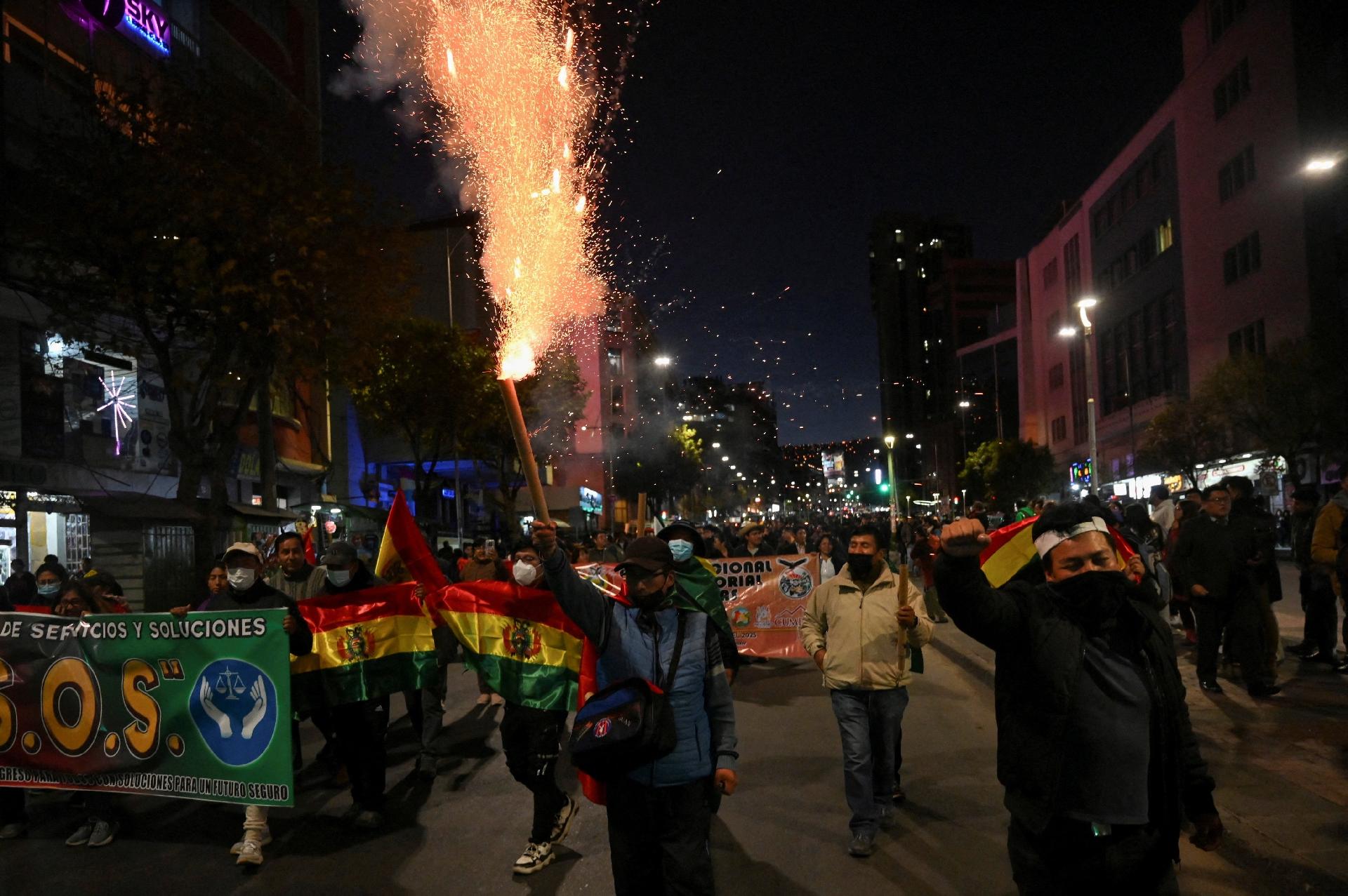 20.mai.26 - Manifestantes participam de uma marcha, que os organizadores nomearam de "defesa da democracia", para protestar contra bloqueios de estradas e o que chamam de medidas de pressão usadas por ativistas que pedem a renúncia do presidente da Bolívia, Rodrigo Paz, em meio à crise econômica e de combustíveis do país - undefined