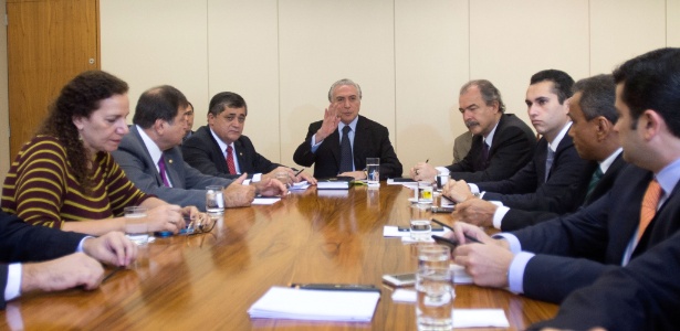 Temer (centro) se reuniu em seu gabinete com líderes da base do governo na Câmara - Marcelo Camargo/ Agência Brasil