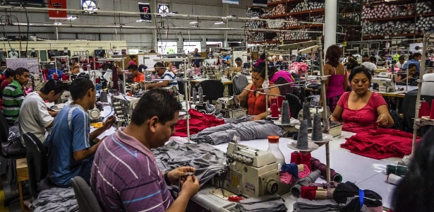 Operários trabalham em fábrica de El Salvador que emprega ex-membros de gangues - Meridith Kohut/The New York Times