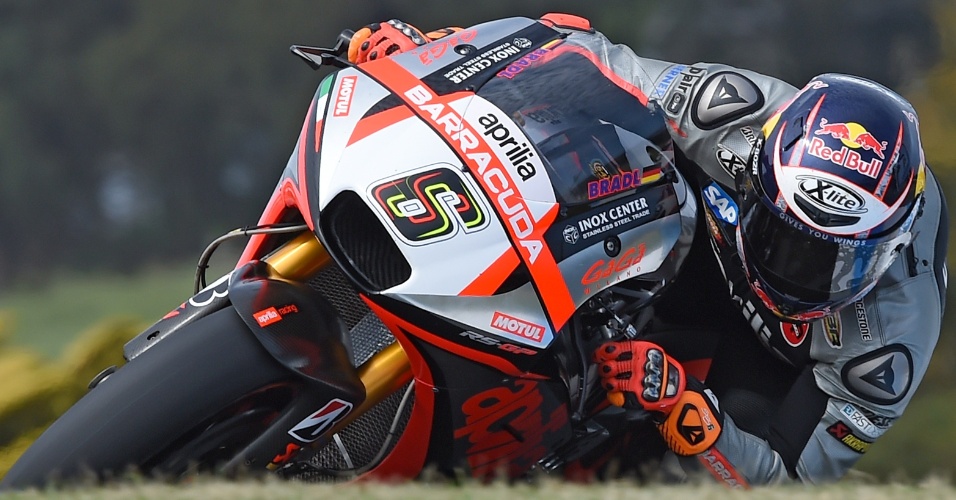 16.out.2015 - O piloto alemão Stefan Bradl, da Aprillia, acelera sua moto, durante o segundo dia de treinos livres para o MotoGP da Austrália, na Ilha Phillip