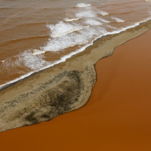  Imagem aérea mostra a lama jorrada pelo rio Doce invadindo o mar em Regência, na costa do Espírito Santo, três semanas após barragens romperem em Mariana (MG) - Ricardo Moraes/Reuters