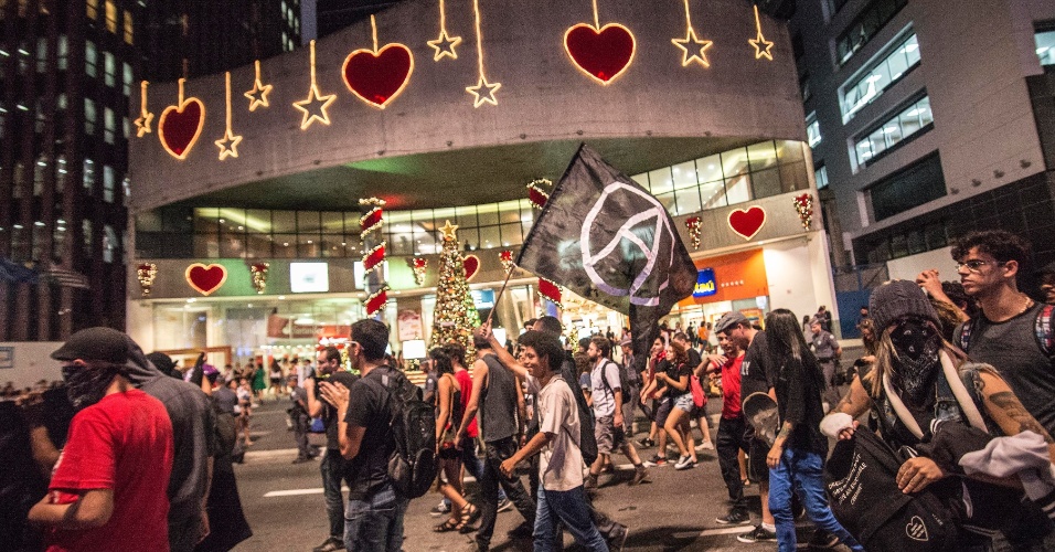 15.dez.2015 - Estudantes protestam na Avenida Paulista, centro de São Paulo, na noite desta terça (15), pela revogação da reorganização escolar prevista para 2016