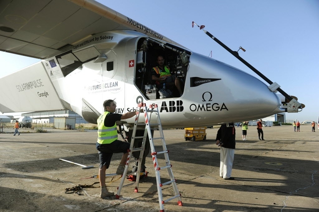 23.jun.2016 - O avião Solar Impulse 2 pousou nesta quinta-feira em Sevilha, sul da Espanha, três dias depois da decolagem em Nova York para a 15ª etapa de sua inédita volta ao mundo utilizando como combustível apenas a energia solar. "É a primeira travessia do Atlântico de um avião solar!", celebrou o piloto suíço Bertrand Piccard, pouco antes de descer do avião - Cristina Quicler/AFP