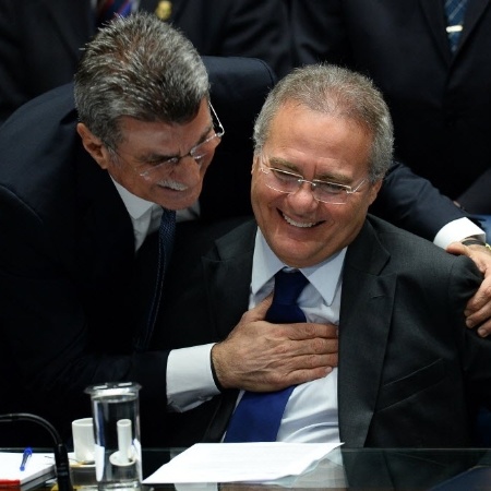 31.ago.2016 - O senador Romero Jucá (PMDB-RR) e o presidente do Senado, Renan Calheiros, se cumprimentam durante sessão que votou pela cassação de Dilma Rousseff da Presidência da República. 