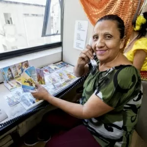 Eles vendem previsão do futuro com cartas ciganas e faturam R$ 2