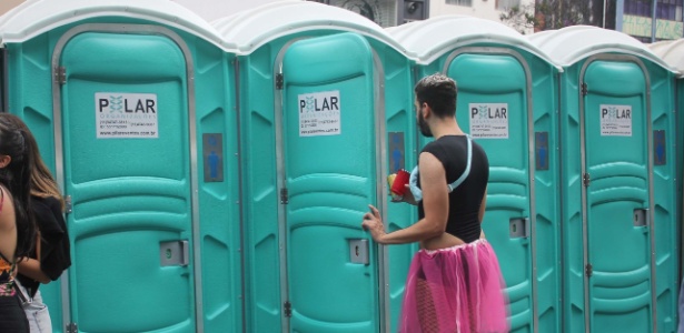 4.fev.2018 - Foliões utilizam banheiro químico na Rua da Consolação, em São Paulo (SP) - Willian Moreira/ Futura Press/ Estadão Conteúdo