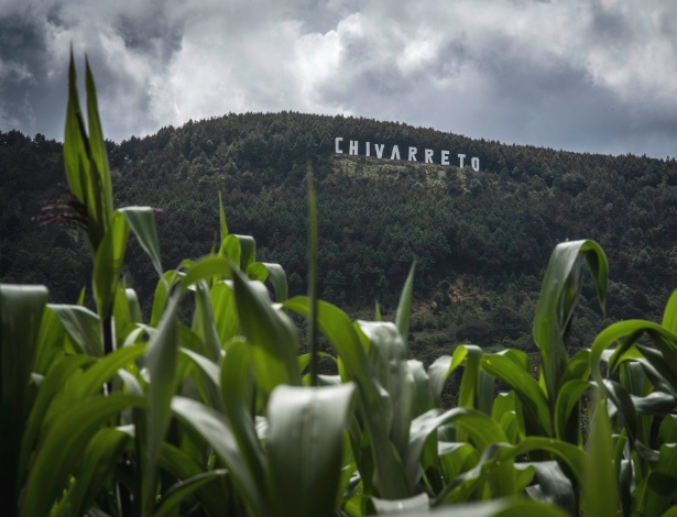 Letreiro inspirado em Hollywood foi instalado sobre Chivarreto, na Guatemala - Daniele Volpe/The New York Times