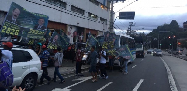 Jovens seguram bandeiras em evento de campanha do PRTB e PSL, em São Paulo