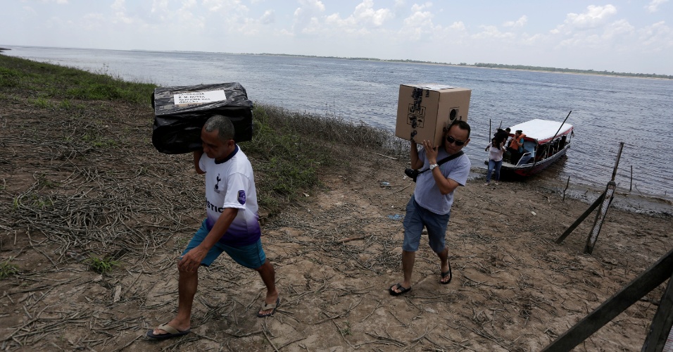 Urnas eletrônicas são transportadas pelo rio Amazonas