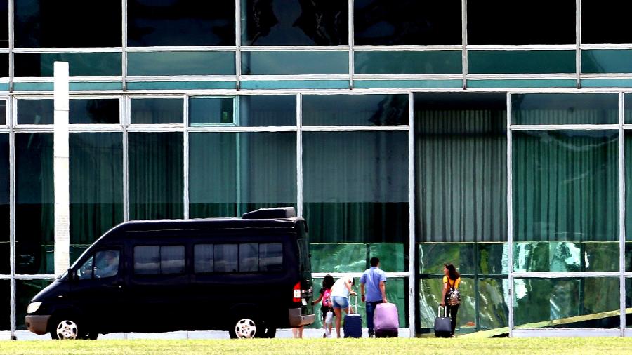 Familiares de Bolsonaro chegam ao Palácio da Alvorada, em Brasília - ERNESTO RODRIGUES/ESTADÃO CONTEÚDO