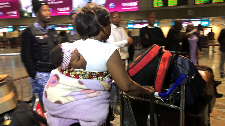 Mulher nigeriana se prepara para embarcar para a Nigéria após ataques xenofóbicos na África do Sul - Reuters