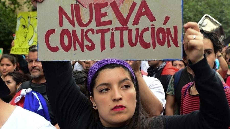 Uma das principais reivindicações dos manifestantes chilenos é a reforma da Constituição - Getty Images
