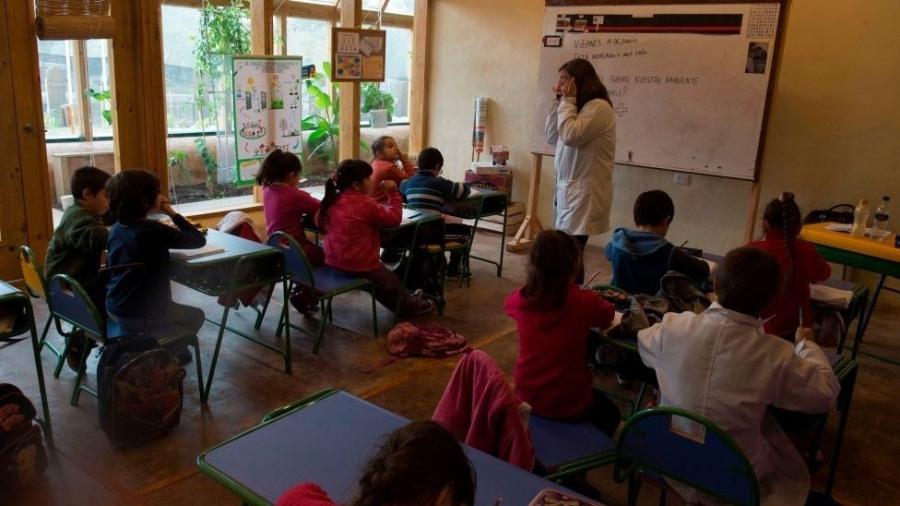 Alunas em sala de aula em escola no Uruguai. Pisa será realizado apenas em 2023 - AFP