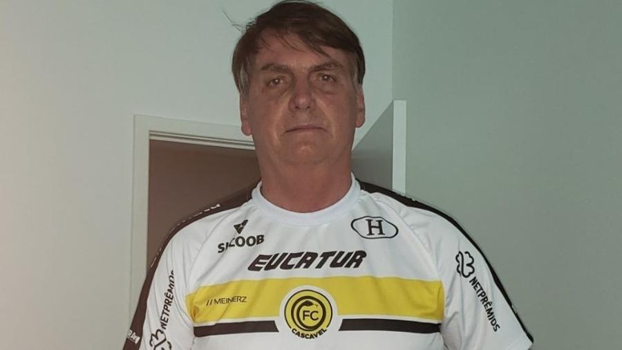 Jair Bolsonaro usa o uniforme do Cascavel para mostrar solidariedade ao empresário Luciano Hang, da Havan - Reprodução/Facebook