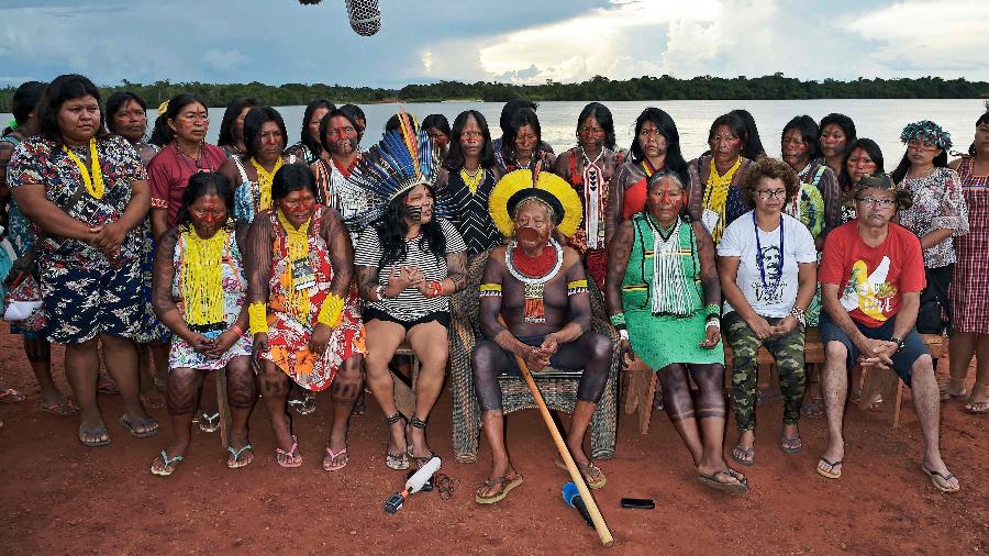 15.jan.2020 - O cacique Raoni (ao centro), liderança da tribo Caiapó, a líder indígena Sonia Guajajara (ao seu lado direito) e Ângela Mendes (de camiseta branca, sentada) posam para uma foto em Piaracu, perto de São José do Xingu, em Mato Grosso   - Carl de Souza/AFP