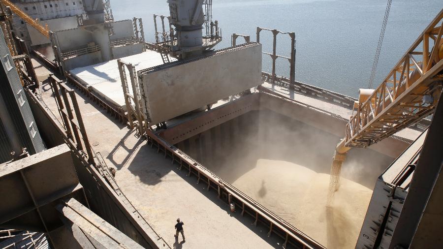 Foto de arquivo de navio sendo carregado com grãos para exportação no porto de Nikolaev, Ucrânia