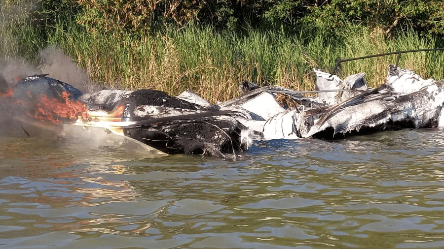 Lancha onde estavam os 13 ocupantes ficou completamente carbonizada - Corpo de Bombeiros de Minas Gerais