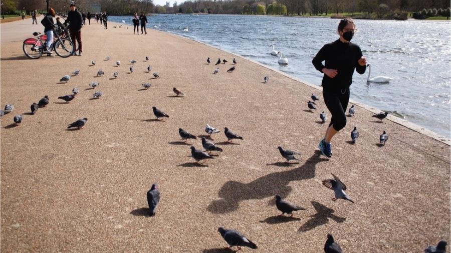 Mulher corre em parque de Londres - Getty Images