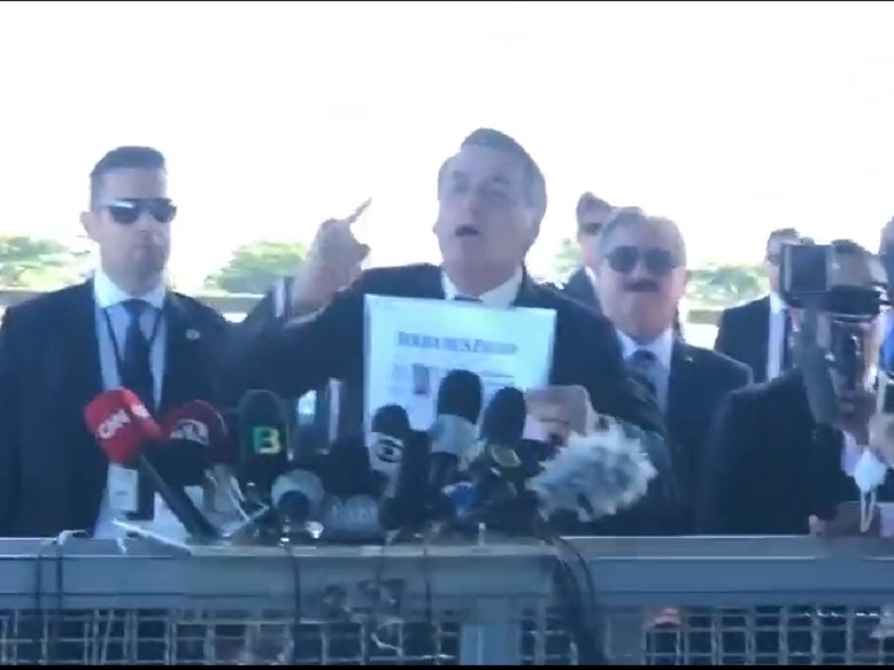 Jornalistas levam ao cercadinho perguntas que Bolsonaro não quer ouvir
