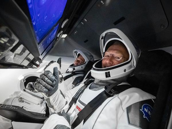 Astronautas Bog e Doug prontos para lançamento do foguete Falcon 9, da SpaceX