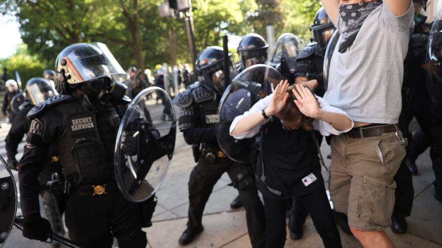 Agentes do Serviço Secreto  enfrentam manifestantes durante protestos contra a morte de George Floyd, em Washington DC - JONATHAN ERNST/REUTERS