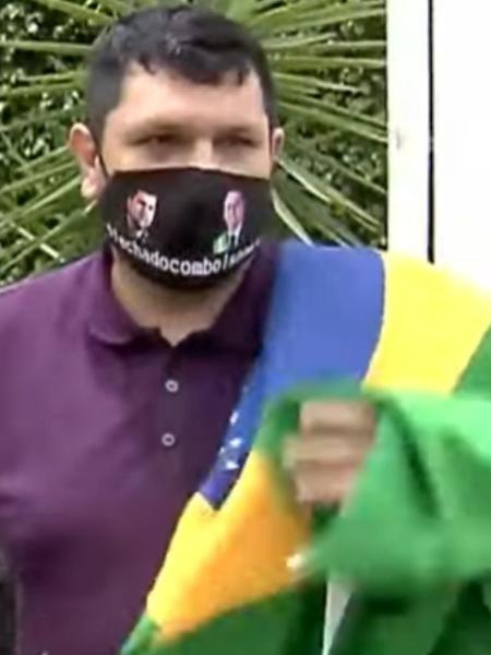 Oswaldo Eustáquio usa máscara com a foto de Bolsonaro - Reprodução de vídeo