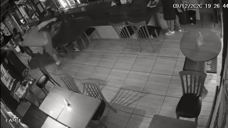 Homem é agredido após tossir em restaurante - Reprodução de vídeo