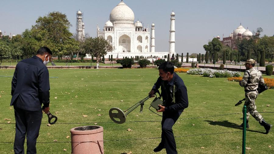 4.mar.2021 - Seguranças usam detectores de metal depois de evacuação do Taj Mahal por suspeita de bomba - Pawan Sharma/AFP