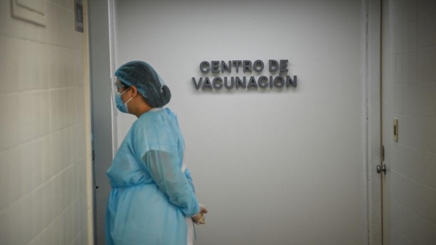 Centro de vacinação no Uruguai - Anadolu Agency/Anadolu Agency via Getty Images