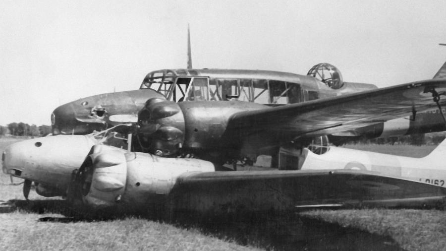 Foto mostra como dois aviões Avro Anson ficaram após a colisão e o pouso bem-sucedido, na Austrália, em 1940