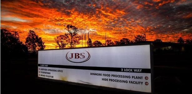 Bolsa sobe impulsionada por JBS, e dólar cai antes de anúncio do Copom