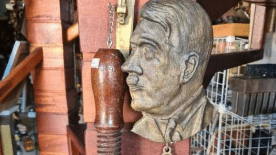 Busto de Hitler que estaria à venda em loja de Nova Trento, em Santa Catarina. Turista denunciou estabelecimento - Polícia Civil de Santa Catarina