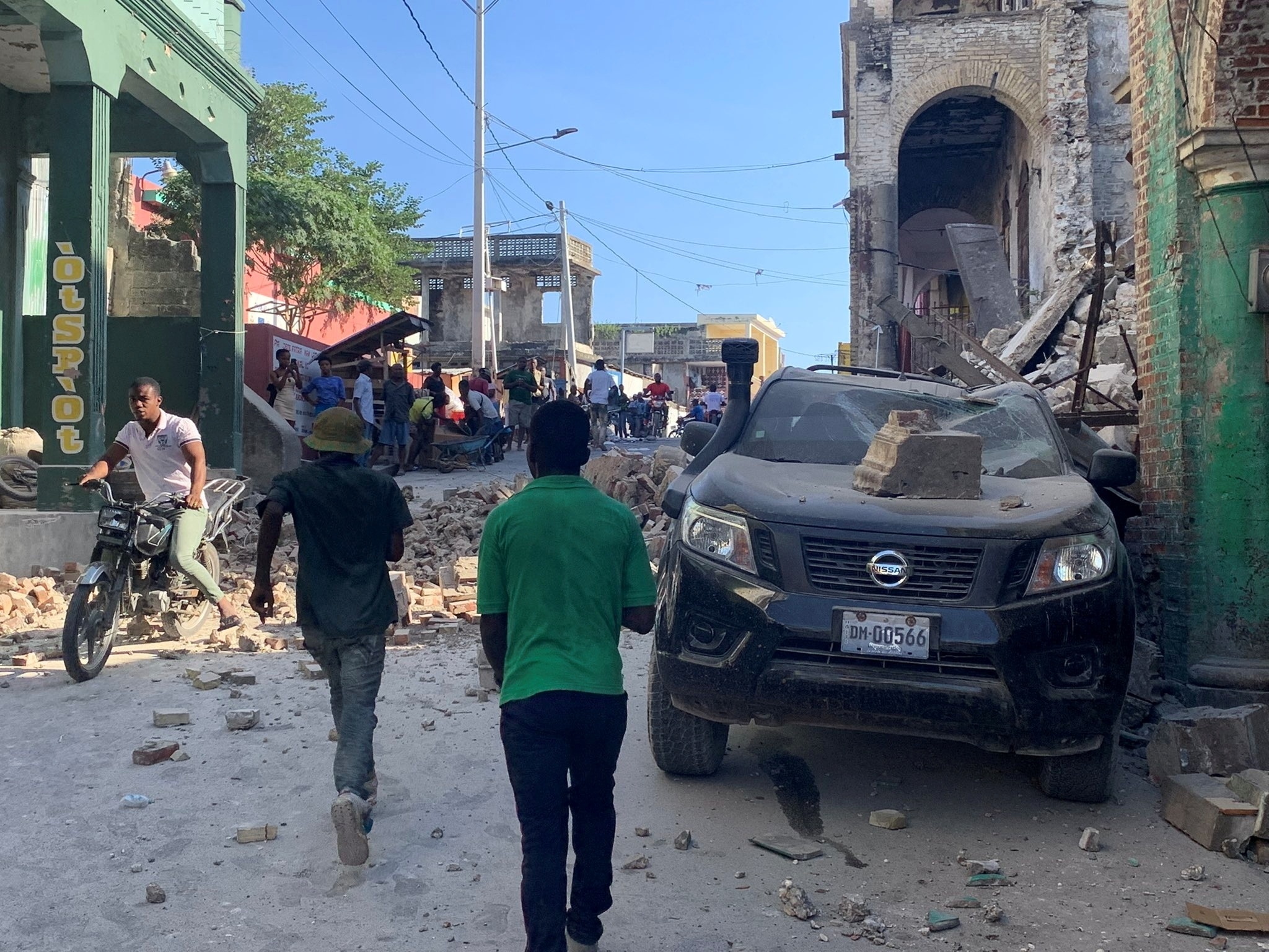 Sobe para 1.297 o número de mortos por terremoto no Haiti 