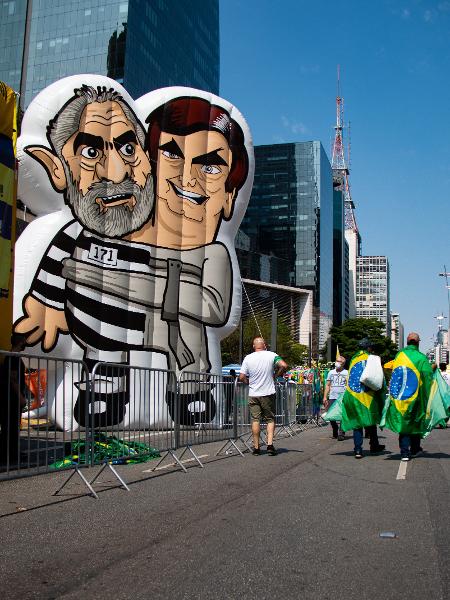 Manifestantes inflam "pixuleco" de Lula e Bolsonaro na Avenida Paulista - Rafael Giovannini