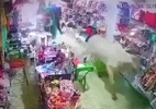 Câmera registra momento em que boi invade loja e provoca correria no PA - Reprodução