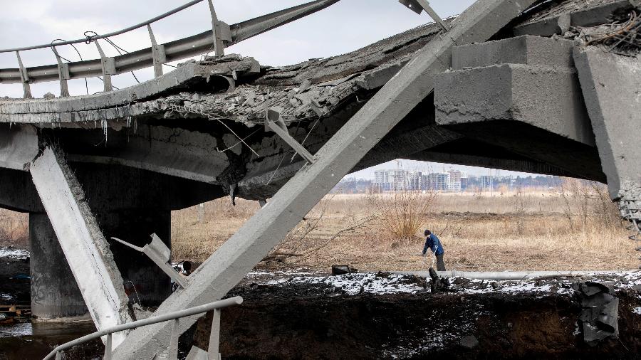 Ponte destruída enquanto pessoas fogem da invasão russa na Ucrânia, em Irpin, nos arredores de Kiev - Mikhail Palinchak/Reuters