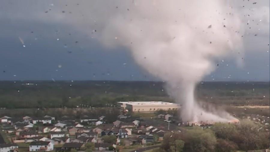 Passagem de tornado pela cidade de Andover, Kansas (EUA). - Reprodução/YouTube