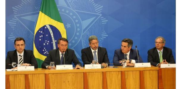 Rodrigo Pacheco, Jair Bolsonaro, Arthur Lira, Ciro Nogueira e Paulo Guedes em anúncio de medidas para reduzir preço dos combustíveis