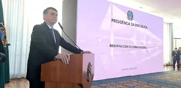 Apresentação de Bolsonaro para embaixadores erra grafia de "briefing"