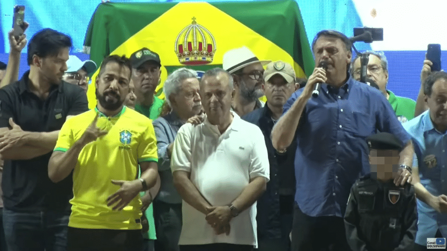 Bandeira da monarquia é exposta durante discurso de Bolsonaro no RN