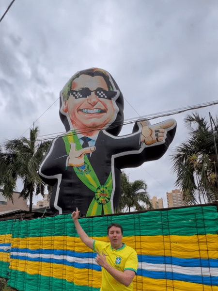 Boneco do presidente Jair Bolsonaro em frente a comitê de campanha de candidato a deputado estadual em Campo Grande (MS) - Reprodução/Instagram