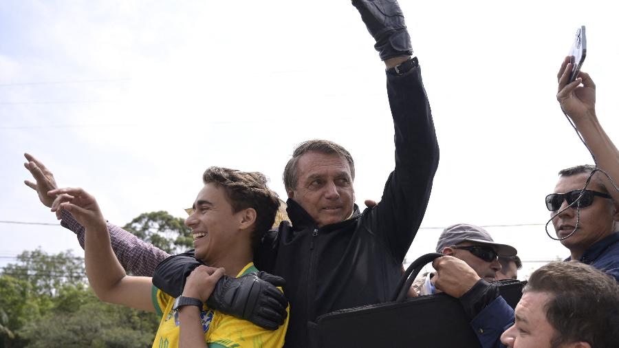 O candidato à reeleição Jair Bolsonaro (PL) e o deputado federal eleito Nikolas Ferreira (PL-MG) durante motociata antes do primeiro turno - Douglas Magno/AFP