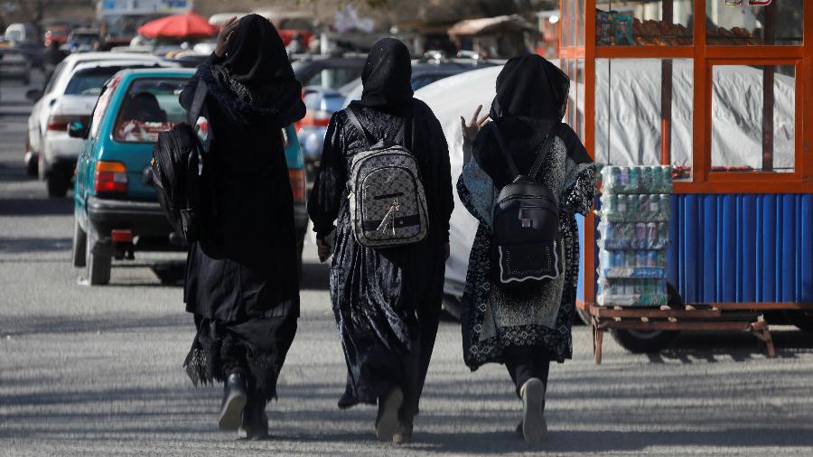 Estudantes afegãs andam perto da Universidade de Cabul, em Cabul, Afeganistão - ALI KHARA/Reuters