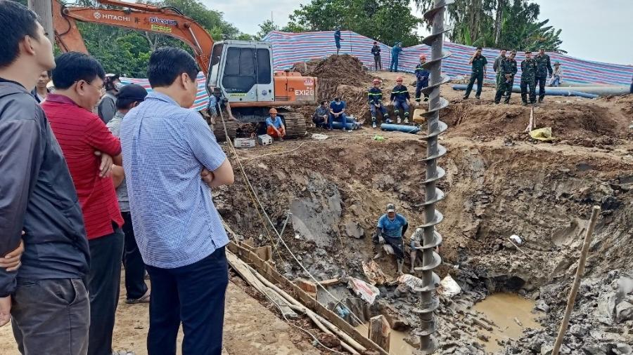 2.01.2023 - Bombeiros procuram por garoto de 10 anos que teria caído em buraco de 35 metros na província de Dong Thap, no Vietnam, no dia 31 de dezembro - STR/AFP