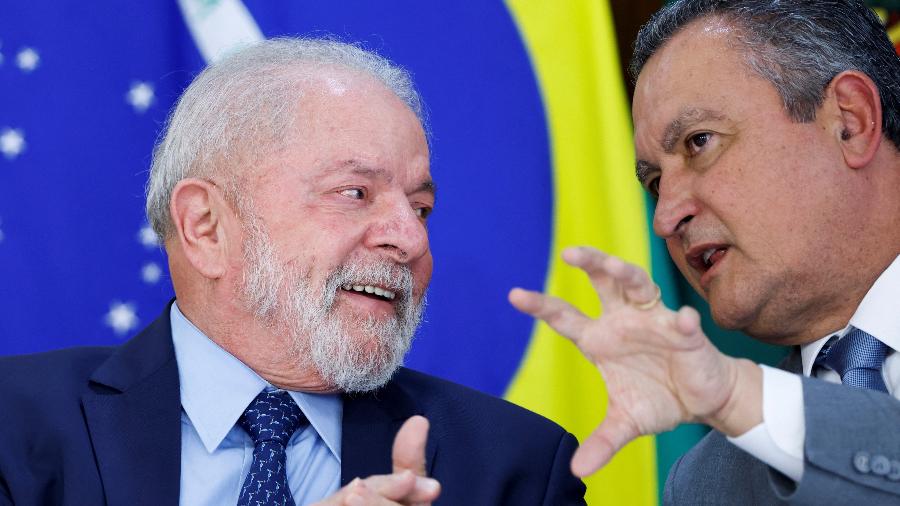 O presidente Lula (PT) e o ministro-chefe da Casa Civil, Rui Costa, em reunião com ministros no Palácio do Planalto