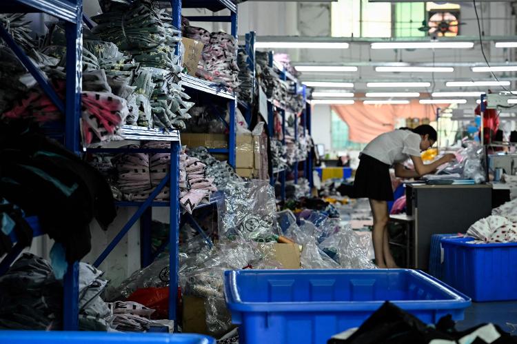 Trabalhadora em uma fábrica de roupas que fornece para a Shein, no sul da China